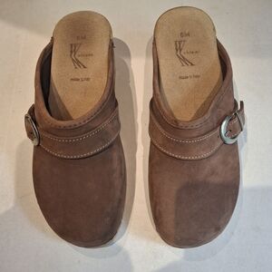 Women's Light Brown Suede  White Mountain Clogs with Buckle Size 6